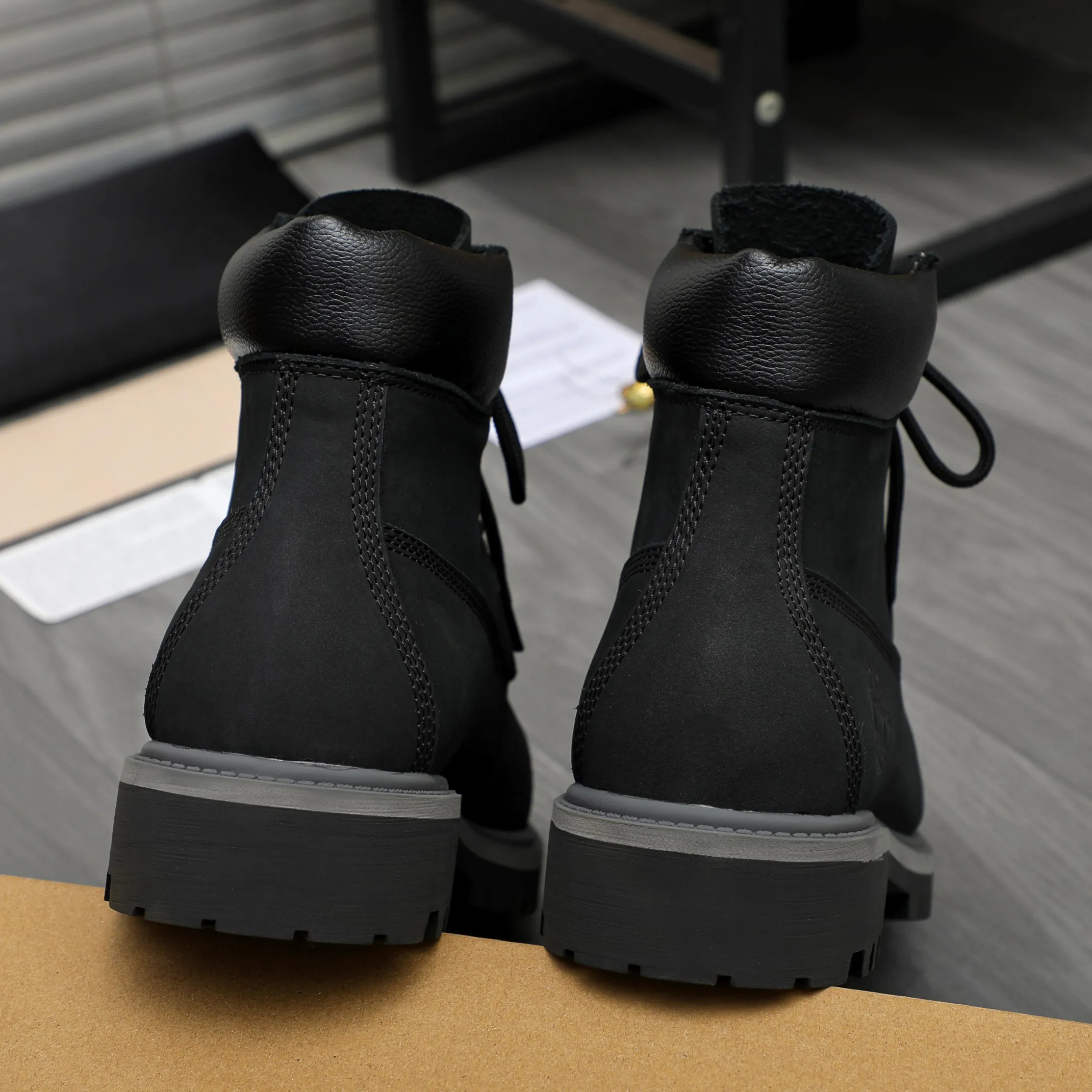 Men's shoes 💰p480 Product trademark: LV "Louis Vuitton" business lace-up high-top men's shoes Regular size: 38-44 Product material: Selected frosted cowhide upper, leather lining, original rubber outsole